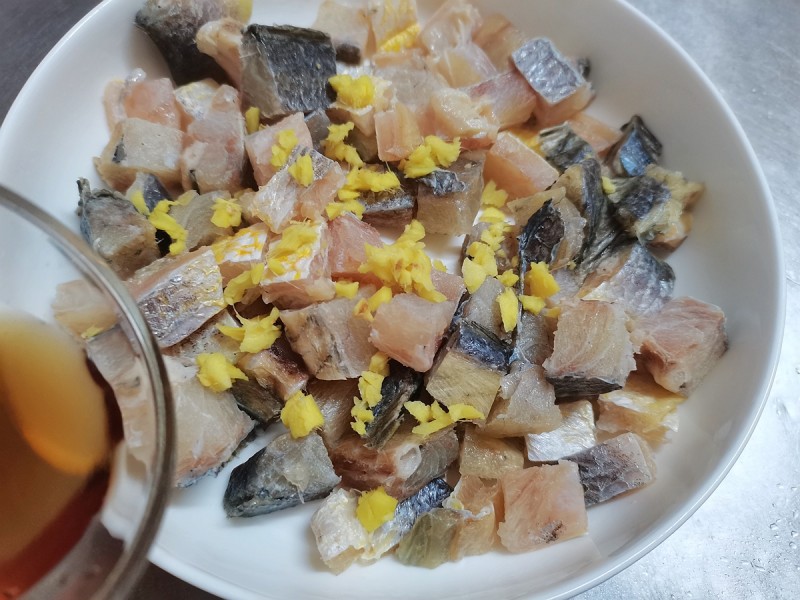 Detailed Steps for Cooking Steamed Eggs with Yellow Croaker and Salted Fish