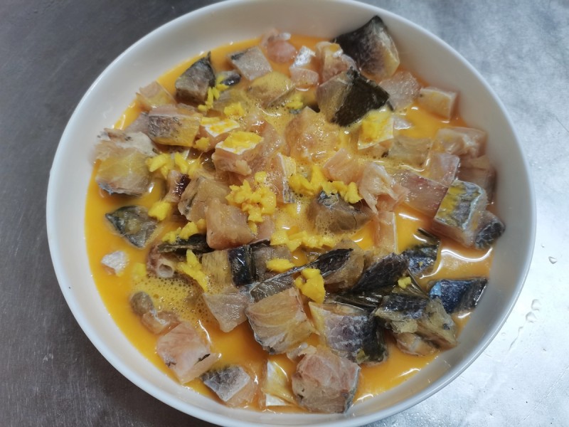 Detailed Steps for Cooking Steamed Eggs with Yellow Croaker and Salted Fish