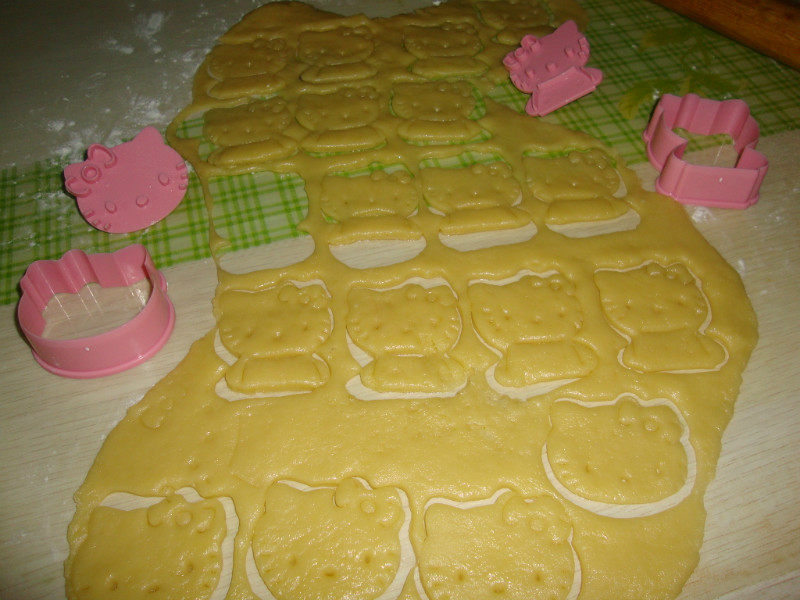 Steps for Making Cute Kitty Cookies