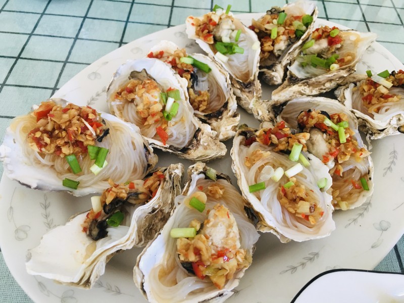 Garlic Vermicelli Steamed Oysters