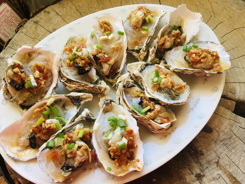 Garlic Vermicelli Steamed Oysters