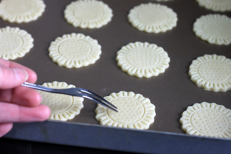 Steps for Making Sunflower Cookies (Approximately 34 Pieces)