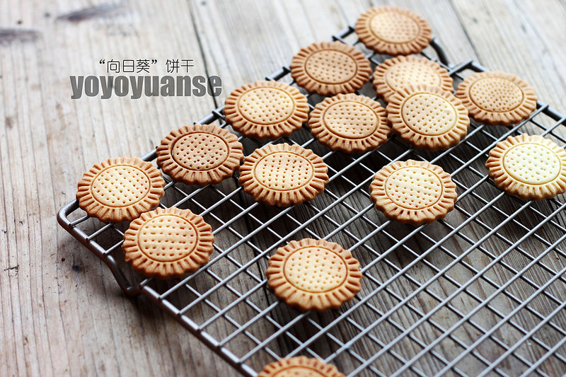 Steps for Making Sunflower Cookies (Approximately 34 Pieces)