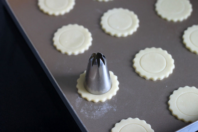 Steps for Making Sunflower Cookies (Approximately 34 Pieces)