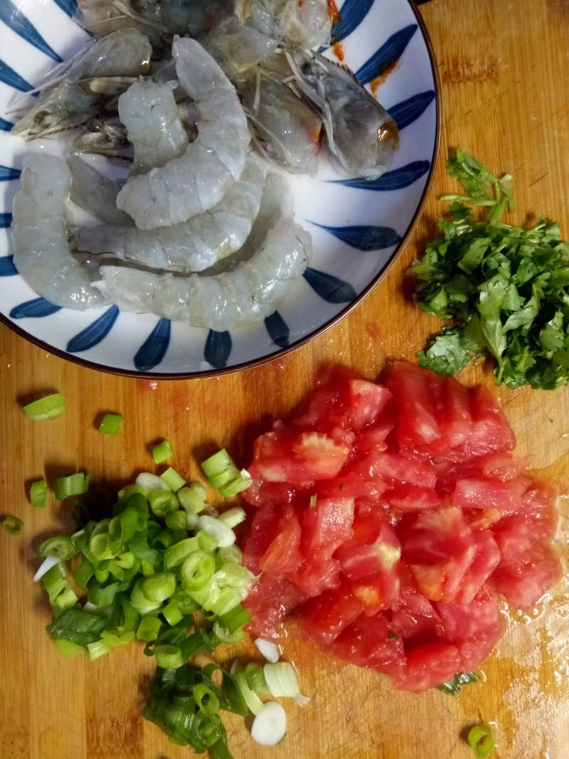 Steps for cooking Tomato and Shrimp Porridge