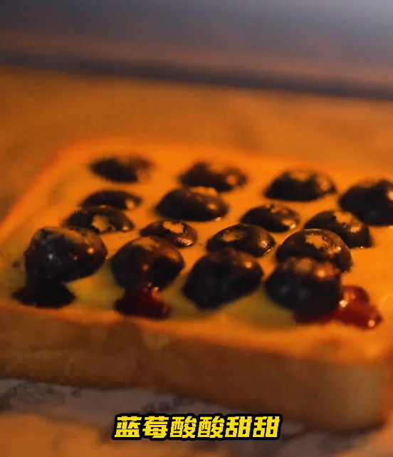 Detailed Steps to Make Your Own Blueberry Rock Toast with Bursting Sweet and Sour Flavor