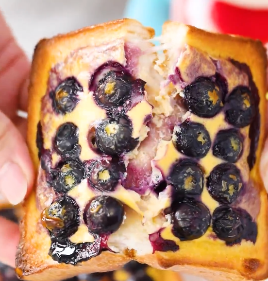 Detailed Steps to Make Your Own Blueberry Rock Toast with Bursting Sweet and Sour Flavor