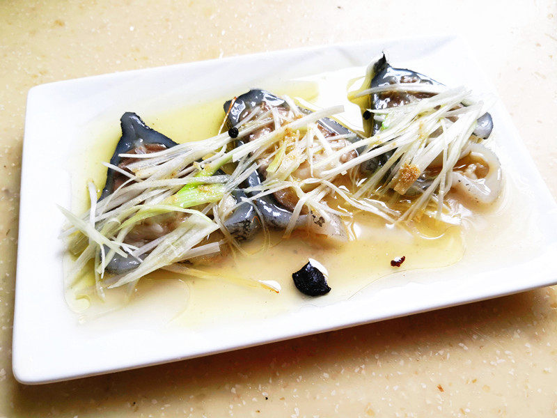 Steps for Making Green Onion Steamed Sea Bass