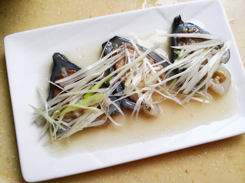 Steps for Making Green Onion Steamed Sea Bass