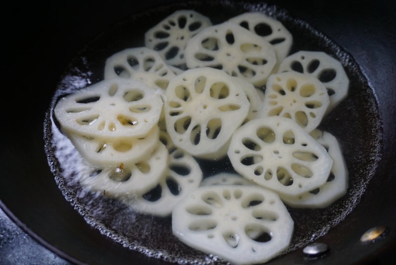 Steps for Making Japanese Lotus Root and Shrimp Tempura