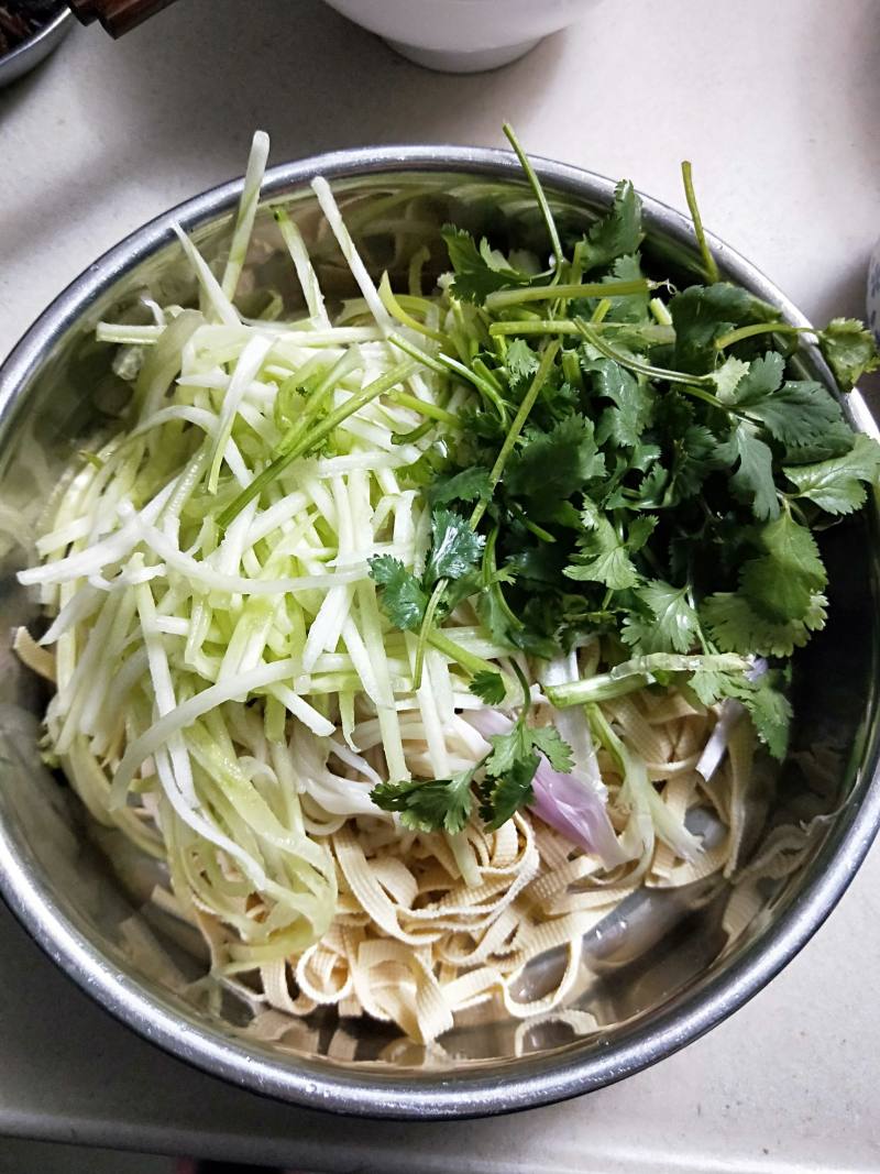 Detailed Steps for Making Refreshing Bean Curd and Enoki Mushroom Salad