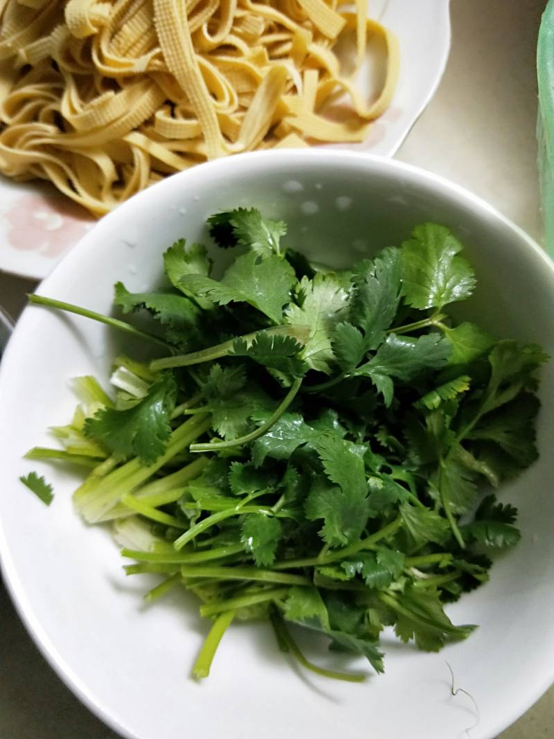 Detailed Steps for Making Refreshing Bean Curd and Enoki Mushroom Salad