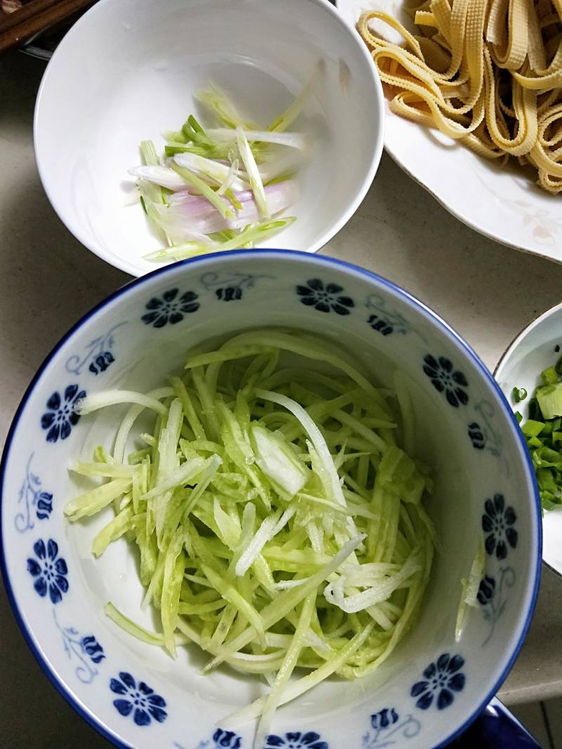 Detailed Steps for Making Refreshing Bean Curd and Enoki Mushroom Salad