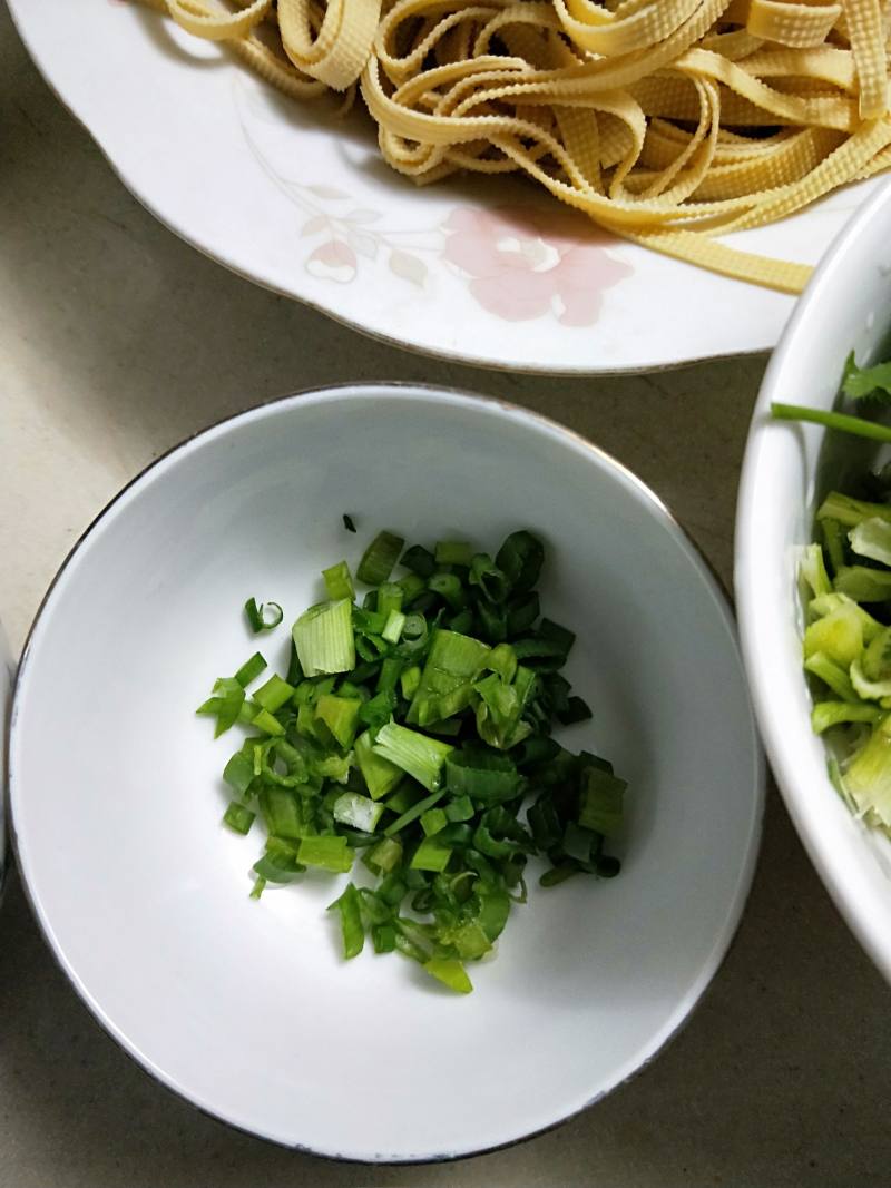 Detailed Steps for Making Refreshing Bean Curd and Enoki Mushroom Salad