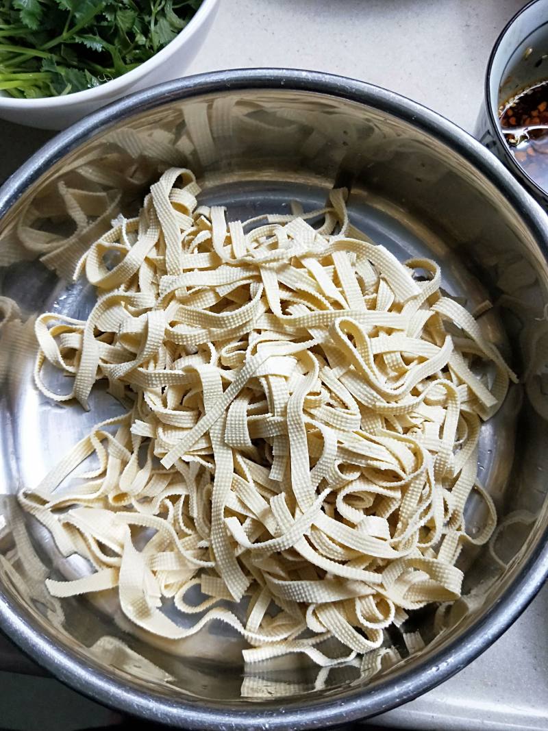 Detailed Steps for Making Refreshing Bean Curd and Enoki Mushroom Salad