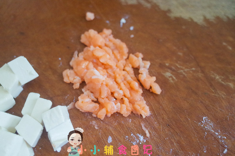 Steps to Make Salmon Tofu Porridge for Babies Over 7 Months