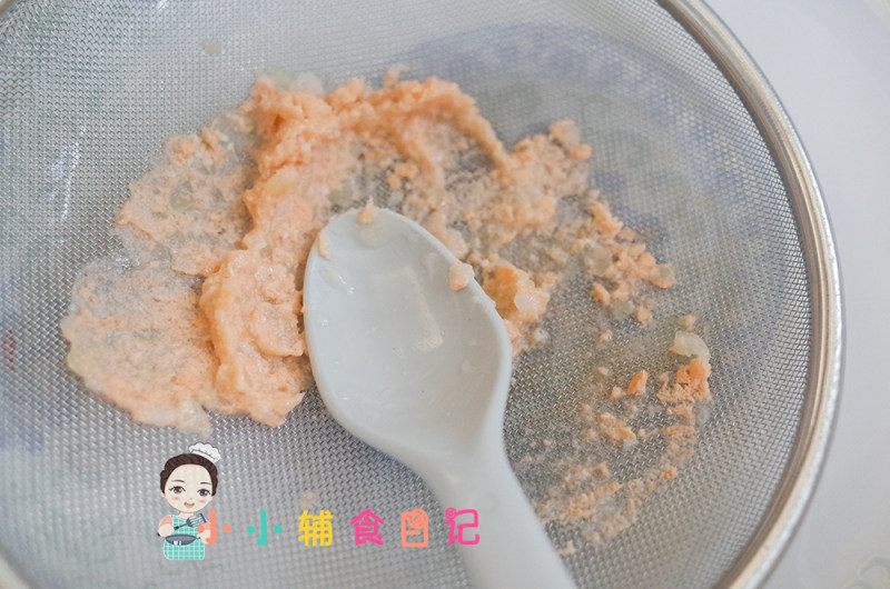 Steps to Make Salmon Tofu Porridge for Babies Over 7 Months