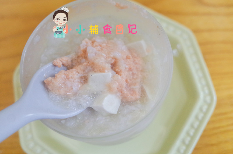 Steps to Make Salmon Tofu Porridge for Babies Over 7 Months