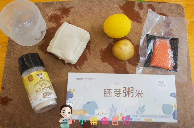 Steps to Make Salmon Tofu Porridge for Babies Over 7 Months