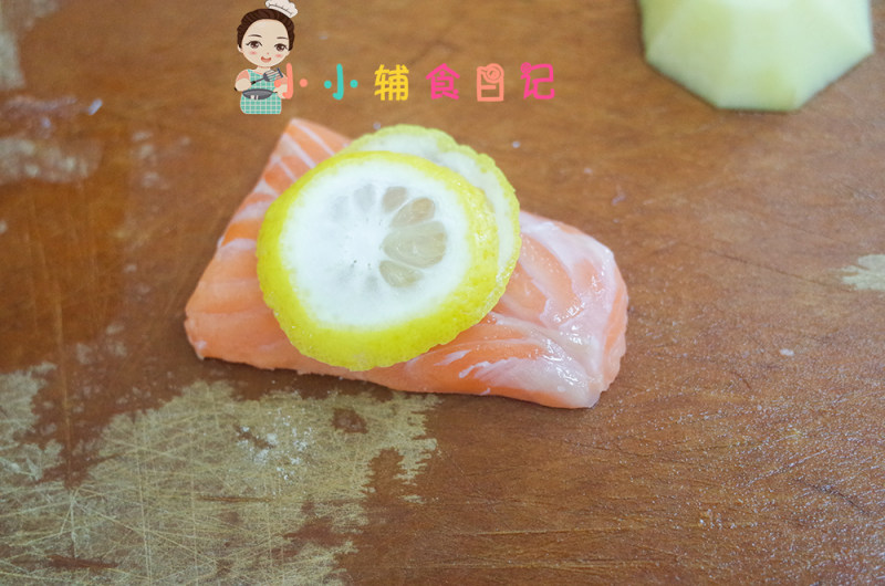 Steps to Make Salmon Tofu Porridge for Babies Over 7 Months