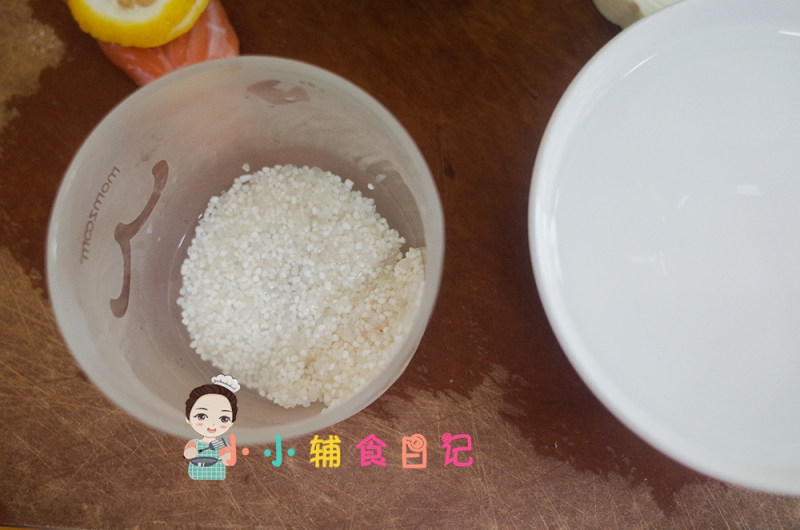 Steps to Make Salmon Tofu Porridge for Babies Over 7 Months