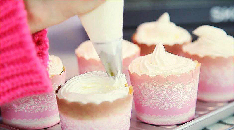 White Paper Cupcakes Making Steps