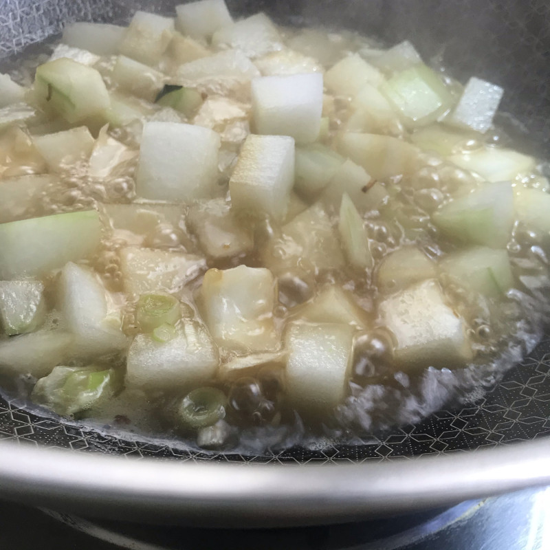 Steps for Making Walnut Oil Garlic Winter Melon