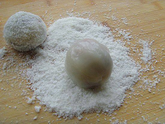 Steps for making Strawberry Daifuku