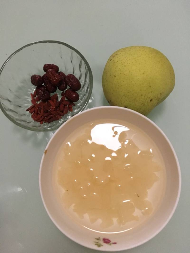 Steps for Making Snow Pear and Tremella Soup