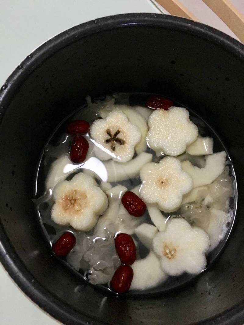 Steps for Making Snow Pear and Tremella Soup