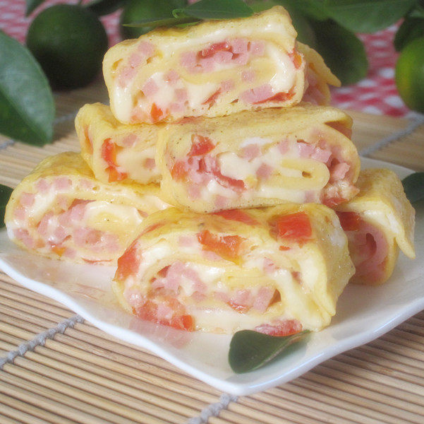 Steps for cooking Tomato Cheese Omelette Roll