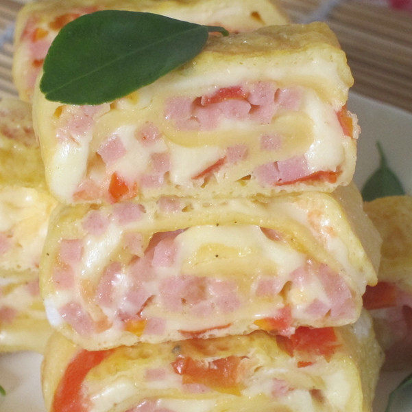 Steps for cooking Tomato Cheese Omelette Roll