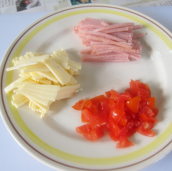 Steps for cooking Tomato Cheese Omelette Roll