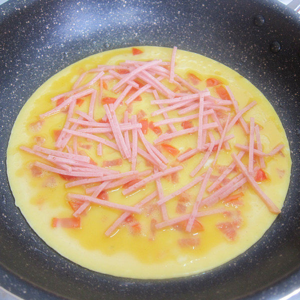 Steps for cooking Tomato Cheese Omelette Roll