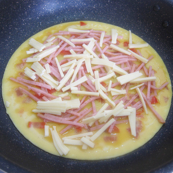 Steps for cooking Tomato Cheese Omelette Roll