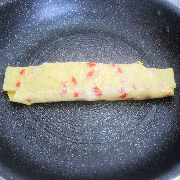 Steps for cooking Tomato Cheese Omelette Roll