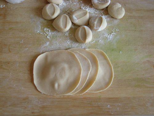 Steps for Making Chive and Squid Steamed Dumplings