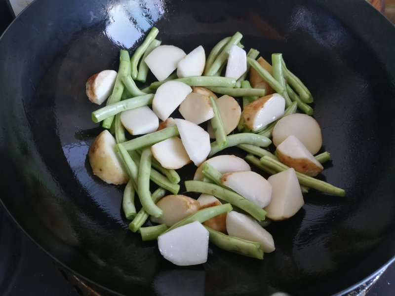 Steps for Cooking Yam and Green Bean Stir-fry