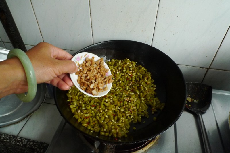 Steps for Cooking Sour String Beans Stir-fried with Diced Pork