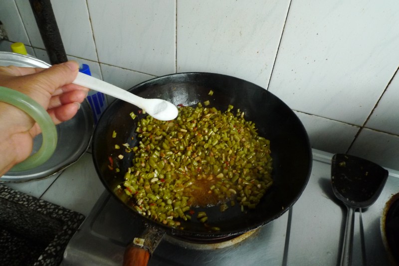 Steps for Cooking Sour String Beans Stir-fried with Diced Pork