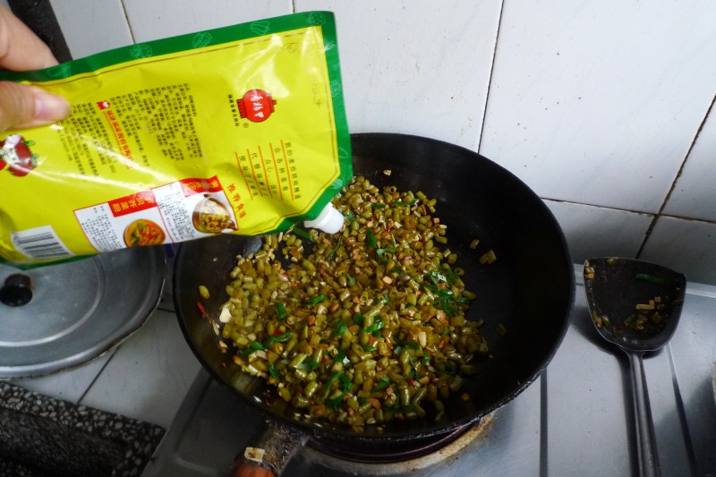 Steps for Cooking Sour String Beans Stir-fried with Diced Pork