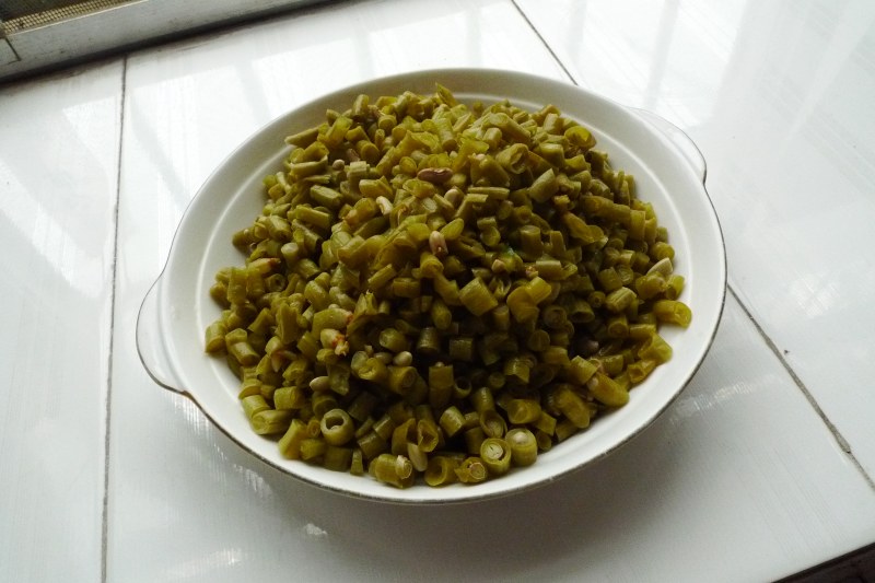 Steps for Cooking Sour String Beans Stir-fried with Diced Pork