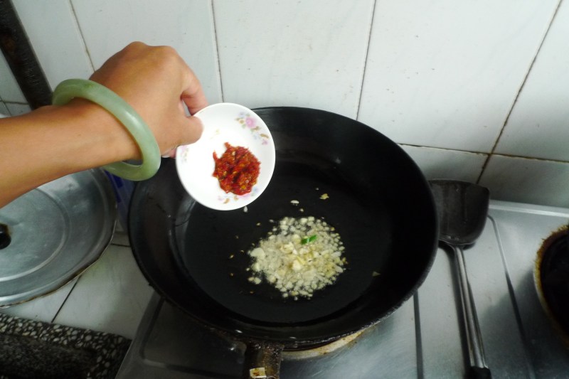 Steps for Cooking Sour String Beans Stir-fried with Diced Pork