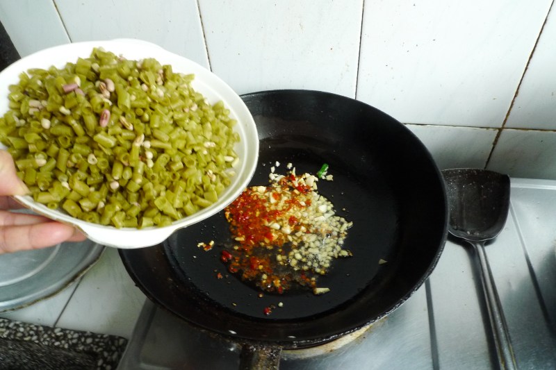 Steps for Cooking Sour String Beans Stir-fried with Diced Pork