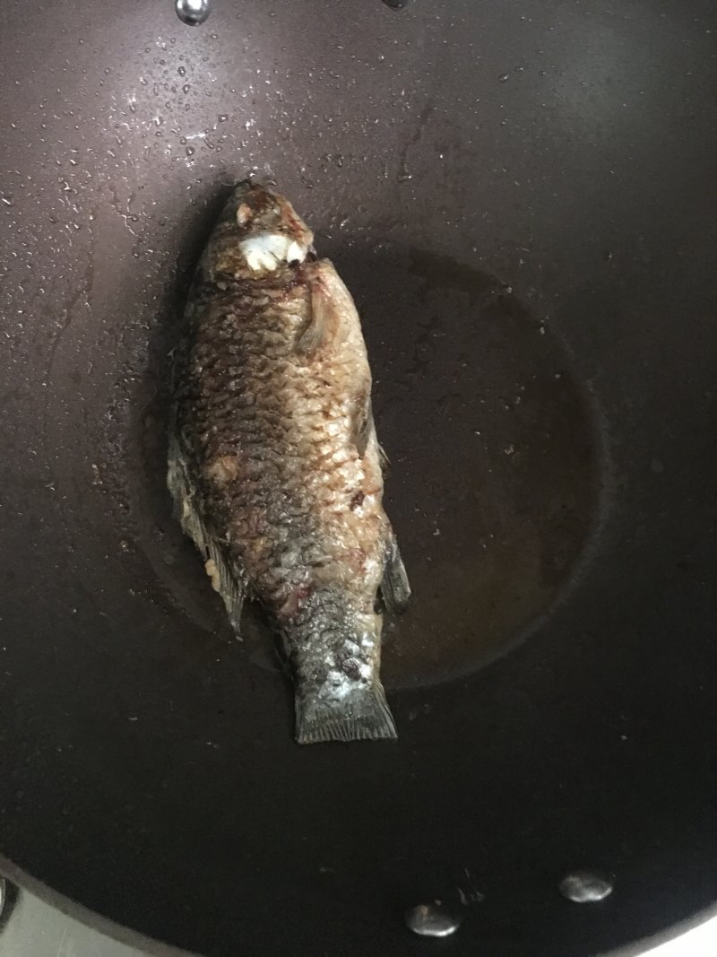 Steps for cooking Radish and Crucian Carp Soup