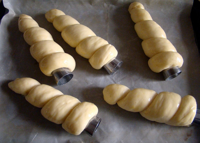 Steps to Make Cocoa Spiral Roll