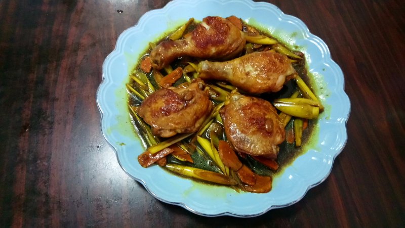 Yellow Ginger Lemongrass Braised Chicken Thighs