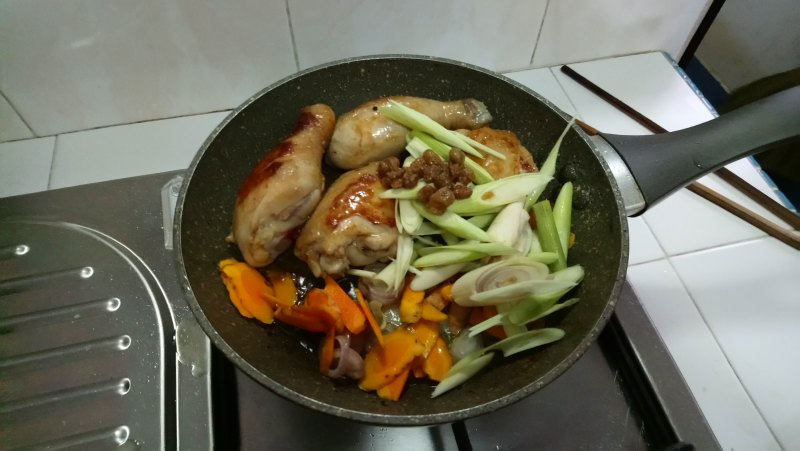 Steps for Cooking Yellow Ginger Lemongrass Braised Chicken Thighs