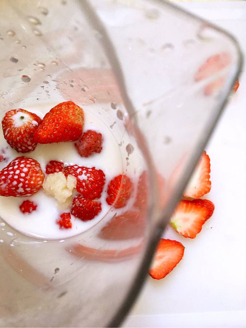 Steps for Making Mint Strawberry Smoothie