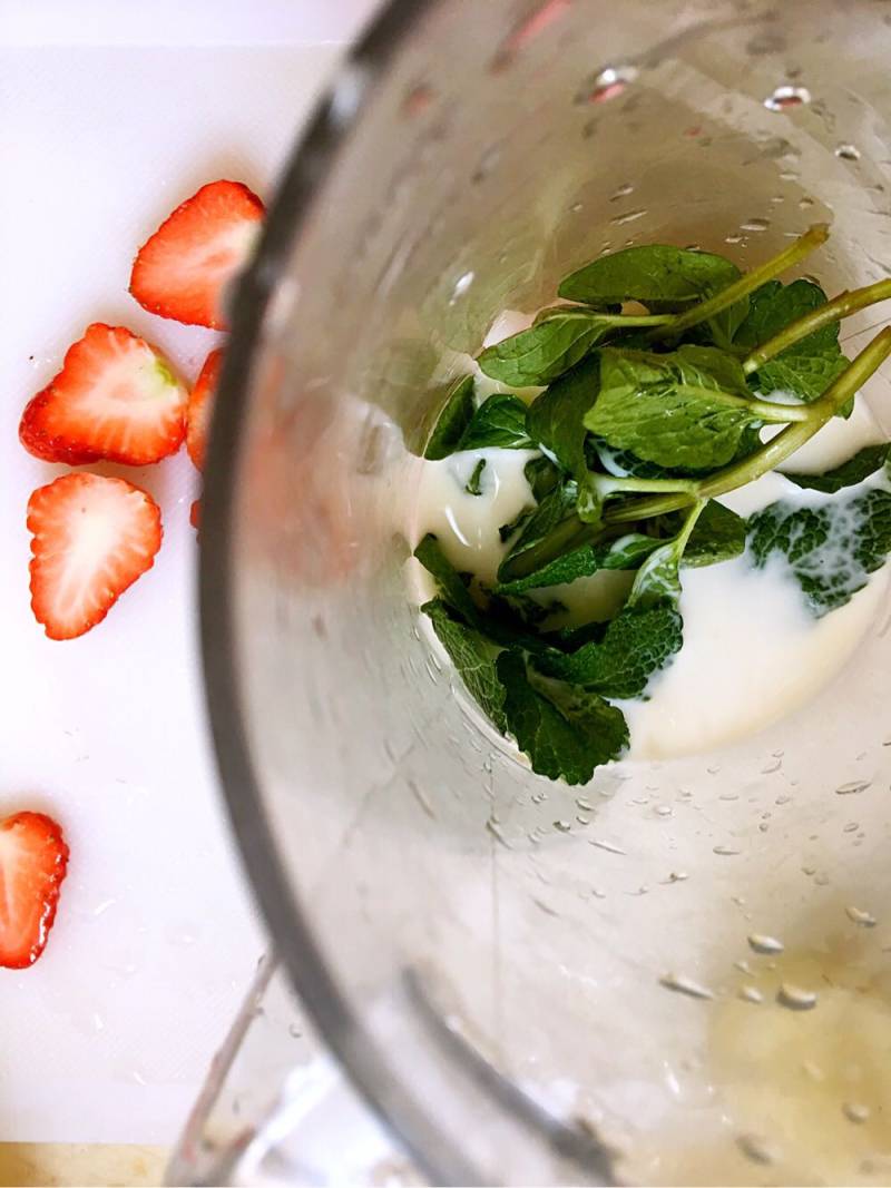 Steps for Making Mint Strawberry Smoothie